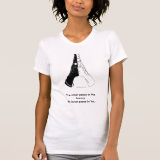 Camiseta Mãos, a paz interior em mim homenageia o interior.