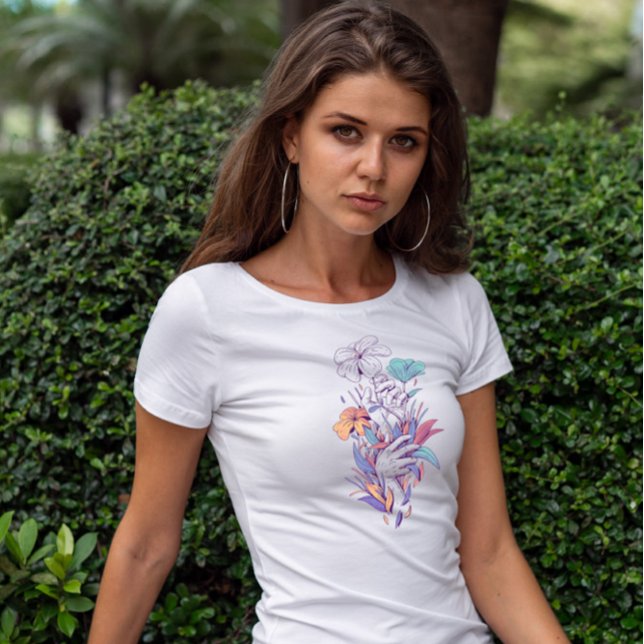 Camiseta Mãos Com Flores E Folhas (Criador carregado)