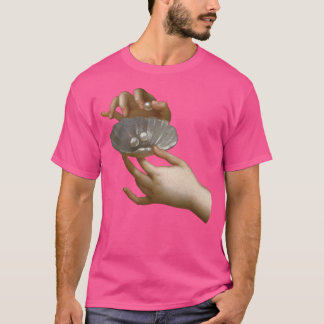Camiseta Mãos Com Pérolas Detalhe Estética Renascentista