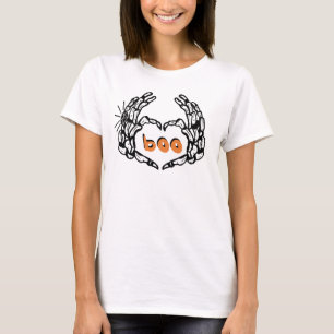 Camiseta Mãos de Esqueleto Letras Balão Boo Halloween