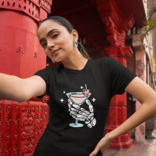 Camiseta Mãos de Esqueleto Segurando Coquetel de Halloween