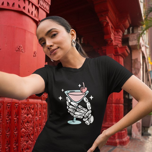 Camiseta Mãos de esqueleto segurando coquetel no dia das br (Criador carregado)