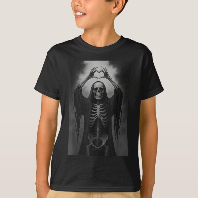 Camiseta Mãos de Esqueleto Sinal de Coração Rosto Assustado (Frente)