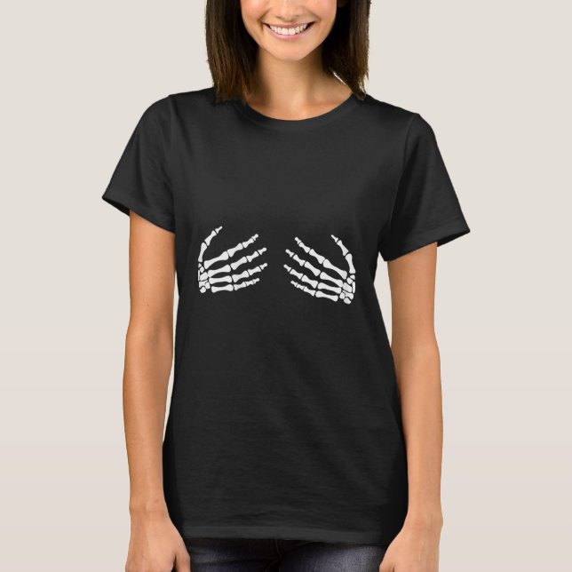 Camiseta Mãos Esqueletais No Peito Bruxas Presentes (Frente)