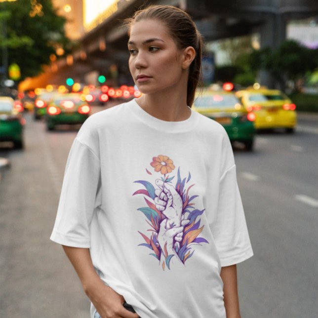 Camiseta Mãos Segurando Uma Flor (Criador carregado)