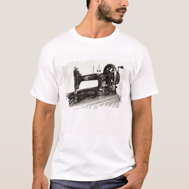 Camiseta "Máquina de costura da família nova" do cantor, (Frente)