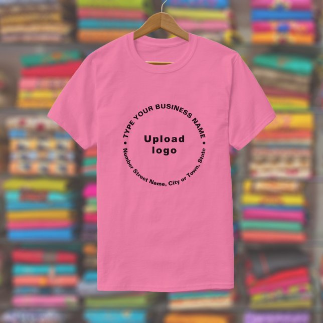 Camiseta Marca comercial no texto redondo de padrão a rosa (Pink t-shirt with round pattern text business branding displayed in a store)