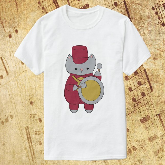 Camiseta Marchando Banda Bass Drum Cat Maroon e Dourado (A fun shirt with gray cat playing the bass drum while wearing a maroon & gold marching band uniform)