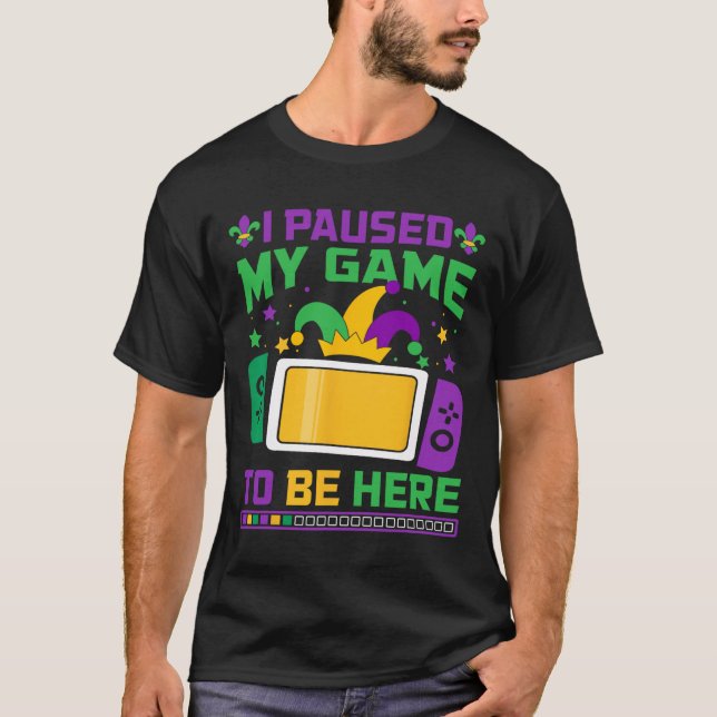 Camiseta Mardi Gras Eu Pausei Meu Jogo Para Estar Aqui Jogo (Frente)
