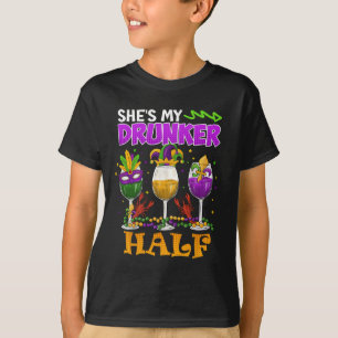 Camiseta Mardi Gras Outfit Ela é minha metade de carnaval b
