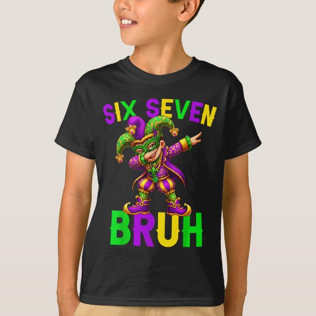 Camiseta Mardi Gras Six Seven Bruh Dab Jester 6 7 Meme Fat  (Frente)