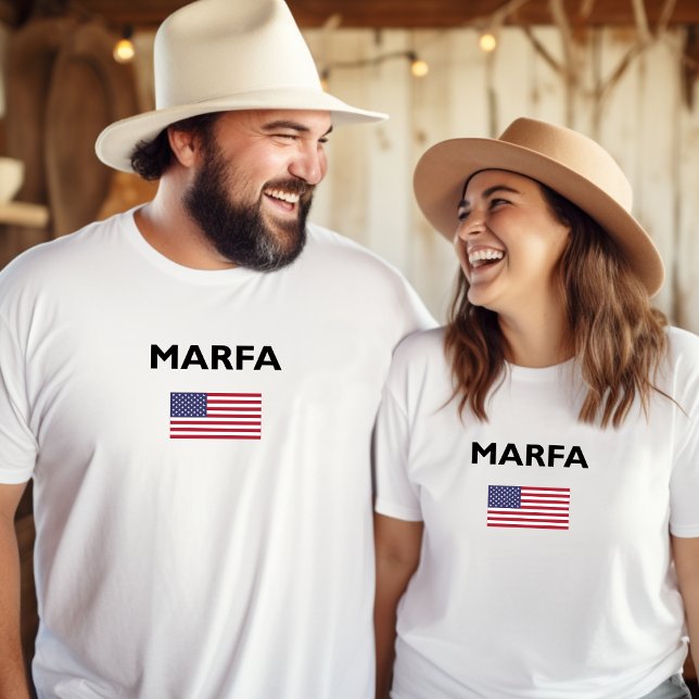 Camiseta Marfa Texas EUA American Flag Light-Color (Criador carregado)