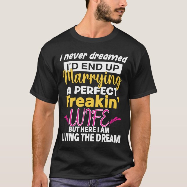 Camiseta Marido Com Quem Eu Nunca Sonhei Que Acabaria Me Ca (Frente)
