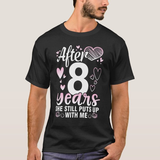 Camiseta Marido Depois De 8 Anos De Esposa Casada Ela Ainda (Frente)