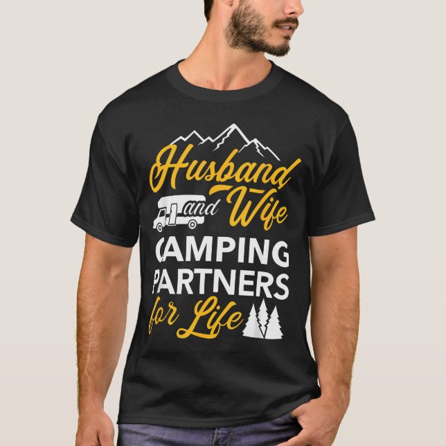 Camiseta Marido e Mulher Parceiros de Acampamento para a Vi (Frente)