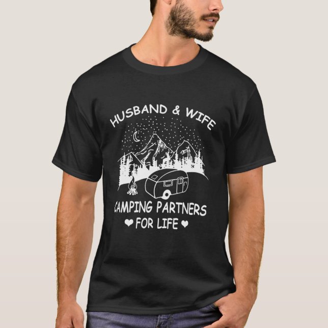 Camiseta Marido e Mulher Parceiros de Acampamento para a Vi (Frente)
