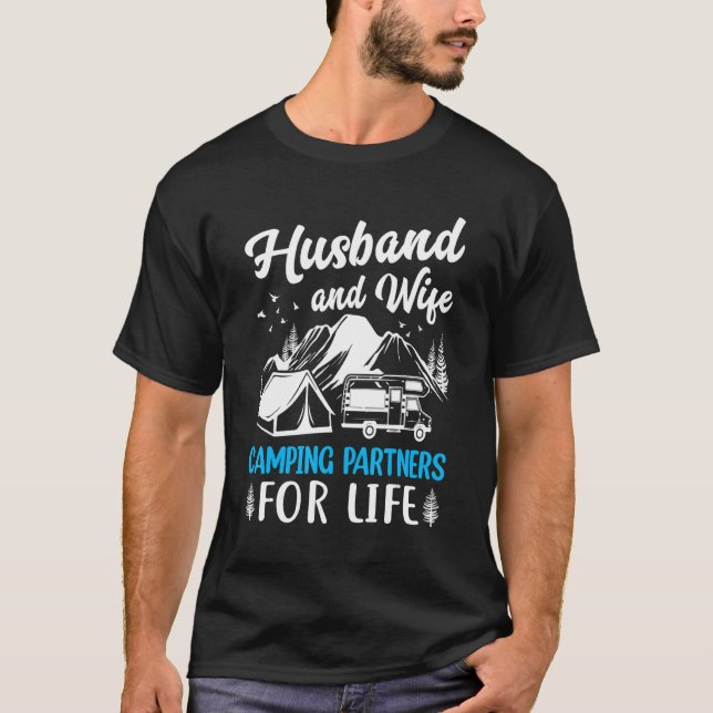 Camiseta Marido e Parceiros de Campos de Esposa para Câmera (Frente)
