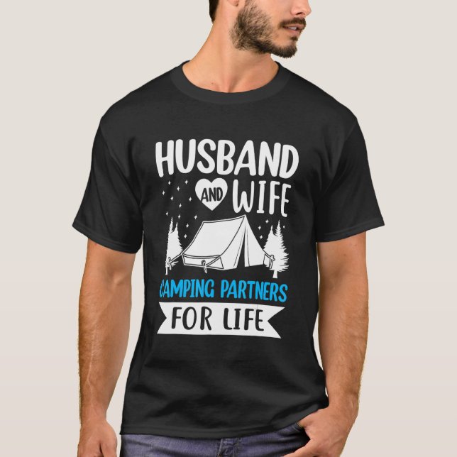 Camiseta Marido e Parceiros de Campos de Esposa para Câmera (Frente)