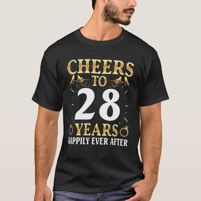 Camiseta Marido Esposa Bebendo Aplaude 28 Anos Felizmente E (Frente)