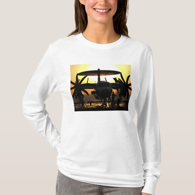 Camiseta Marinheiros trabalham numa aeronave Hawkeye E-2C (Frente)