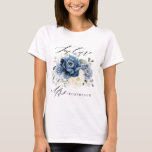 Camiseta Marinho Azul Dusty Champagne Ivory Floral Noiva<br><div class="desc">Mãe floral azul-poeirenta da camisa da noiva com buquê elegante de azul-marinho, azul-real, branco, marfim de champanhe, rosa de cor-de-rosa, botões de flores ranúculus e folhas de eucalipto verde-sábio e buquê de cor-de-água elegante. Entre em contato comigo para obter ajuda sobre a personalização ou se você precisar de outro produto...</div>