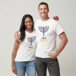 Camiseta Marinho Menorah Paleo Hebraico mínimo moderno Dour<br><div class="desc">Design de Menorah mínimo moderno em marinho com folha de ouro falsa nas pontas da vela e letras Paleo Hebraico escritas abaixo do Menorah. As letras Paleo Hebraico costumavam escrever a palavra Menorah: Mem, Nun, Resh, Ei. O seu significado, resumidamente, é Mem - Chaos Mighty Blood; Nun - Continue o...</div>