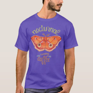 Camiseta mariposa de laranja noturna correndo no café em ba