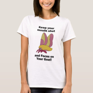 Camiseta Mariposa Rosa Mantendo a Boca Fechada Foco nos Obj