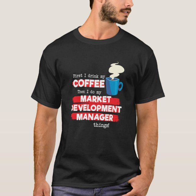 Camiseta Market Development Manager & Coffee  Saying (Frente)