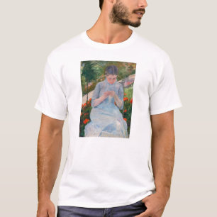 Camiseta Mary Cassatt - Menina costurando em um Jardim
