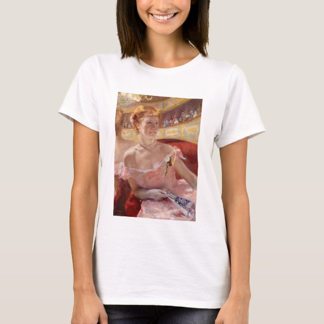 Camiseta Mary Cassatt - Mulher com Colar Pérola em um Logot (Frente)