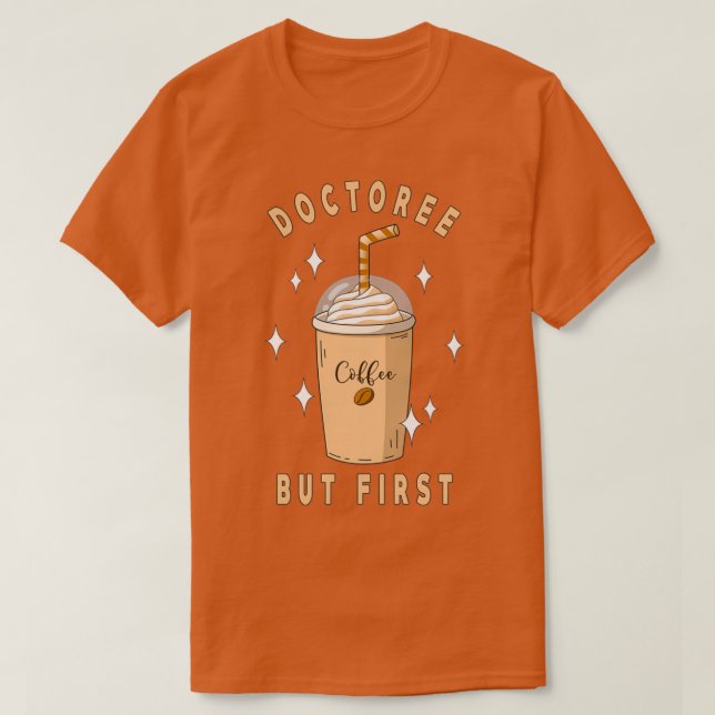 Camiseta Mas o primeiro café é um bom doutor engraçado Desi (Frente do Design)