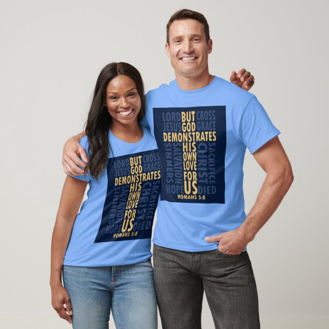 Camiseta Mas os Romanos DEUS 5:8 (Unissex)
