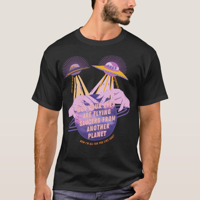 Camiseta Mas Seus Olhos Estão Voando Com Sauceristas Arte L (Frente)