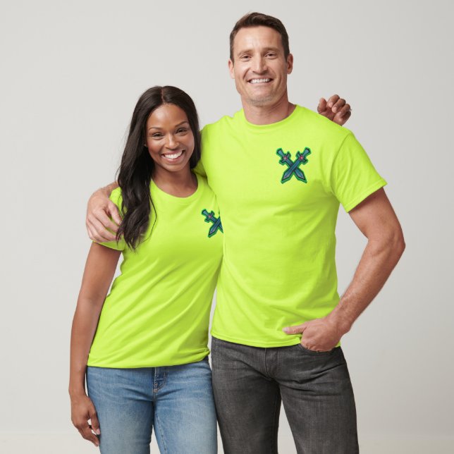 Camiseta Masculina com Bolso e Remendo de Espadas  (Unissex)