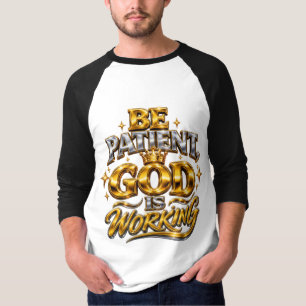 Camiseta Masculina Deus Está Trabalhando Seja Paci
