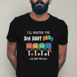 Camiseta Master 3rd Shot Drop Funny Pickleball Shot Ratings<br><div class="desc">Você está tentando dominar sua queda de 3º tiro e você pode deixar que todos no tribunal saibam com esta engraçada camiseta "Eu vou dominar a 3ª jogada ou morrer tentando". Ele apresenta pás coloridas de picleball e texto divertido.</div>