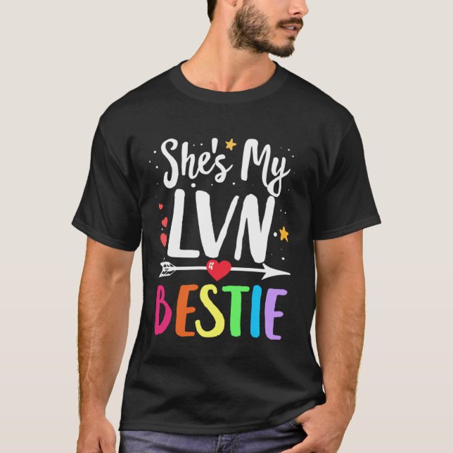 Camiseta Matching Best Friends She s LVN Nurse Bestie Nurse (Frente)