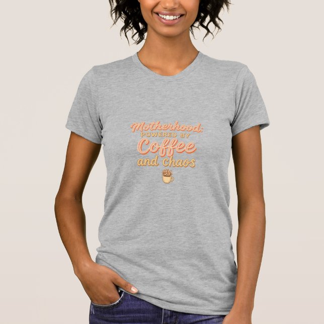 CAMISETA MATERNIDADE ALIMENTADA POR CAFÉ E CAOS (Frente)