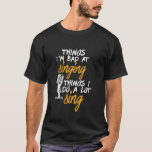 Camiseta Mau Em Cantando Um Cantor Funny Karaoke<br><div class="desc">Sou mau em cantar amor para cantar. Design engraçado para aqueles que adoram cantar em palco, no chá, coro ou musical, lideram vocalista em banda musical. Legal mercadoria humorística para músico, artista, compositor cantor e membro da banda de rock. Perfeito para a noite e audição de karaokê. presente de Natal...</div>