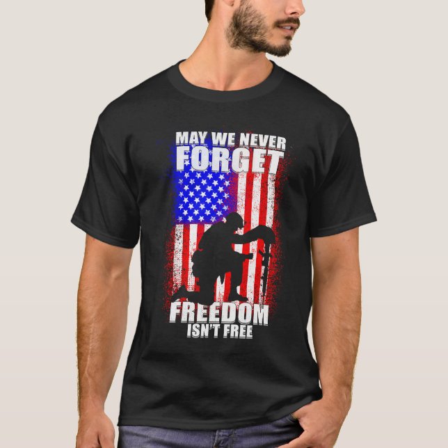 Camiseta May We Never Forget Freedom Isn't Free USA Flag Me (Frente)