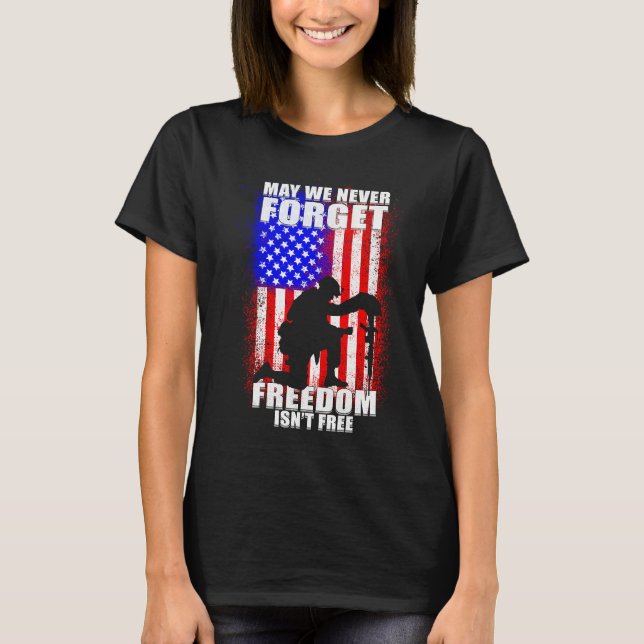 Camiseta May We Never Forget Freedom Isn't Free USA Flag Me (Frente)