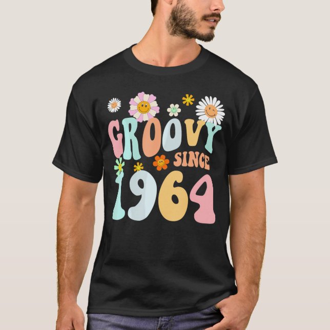 Camiseta Mb Groovy Desde 1964 Flor Hippie 58º Aniversário (Frente)