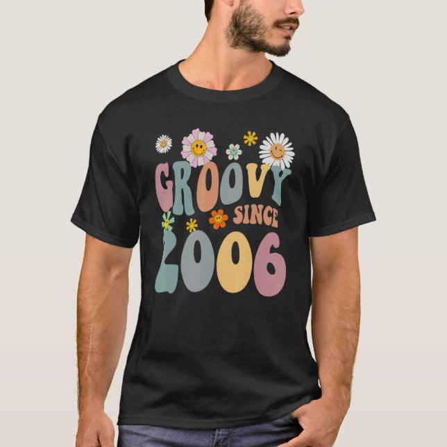 Camiseta Mb Groovy Desde 2006 Retro Hippie Flower 16th Birt (Frente)