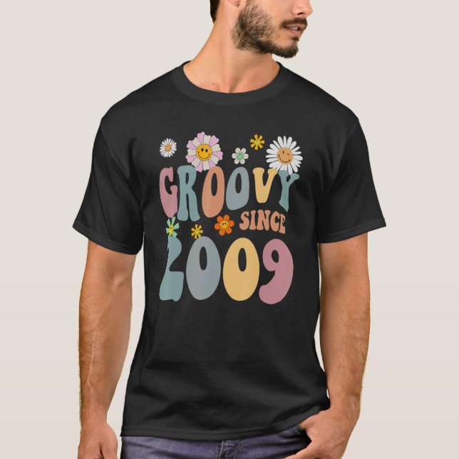 Camiseta Mb Groovy Desde 2009 Retro Hippie Flower 13 Birt (Frente)