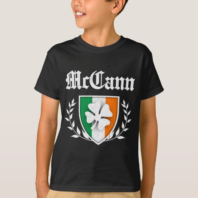 Camiseta McCann Family Shamrock Crest (vintage angustiado) (Frente)