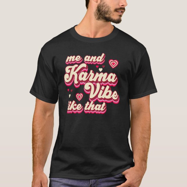 Camiseta Me and Karma Vibe Like That   Groovy Hippie Trendy (Frente)
