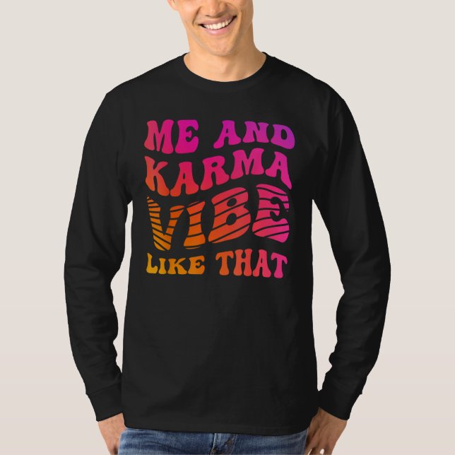 Camiseta Me and Karma Vibe Like That   Groovy Hippie Vibran (Frente)