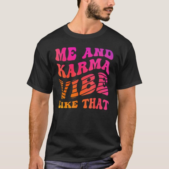 Camiseta Me and Karma Vibe Like That   Groovy Hippie Vibran (Frente)