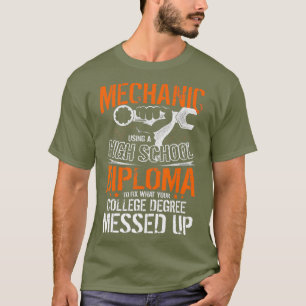 Camiseta Mecânica Do Tee Machinista Usando Um Segundo grau